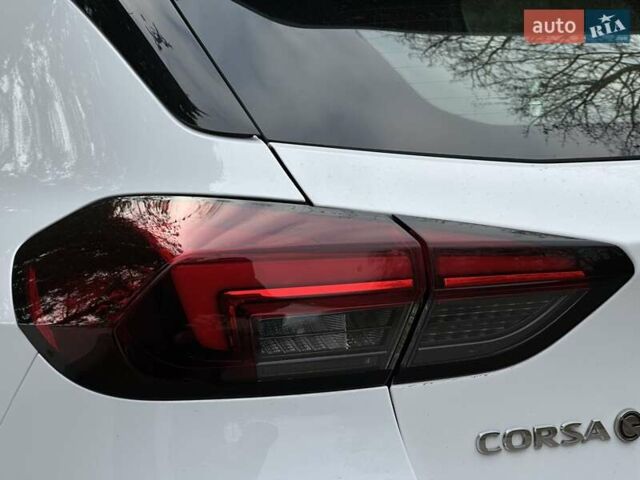Белый Опель Corsa-e, объемом двигателя 0 л и пробегом 28 тыс. км за 15615 $, фото 27 на Automoto.ua