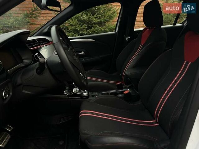 Белый Опель Corsa-e, объемом двигателя 0 л и пробегом 28 тыс. км за 15615 $, фото 35 на Automoto.ua