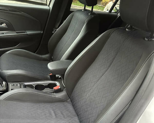 Белый Опель Corsa-e, объемом двигателя 0 л и пробегом 53 тыс. км за 16200 $, фото 19 на Automoto.ua