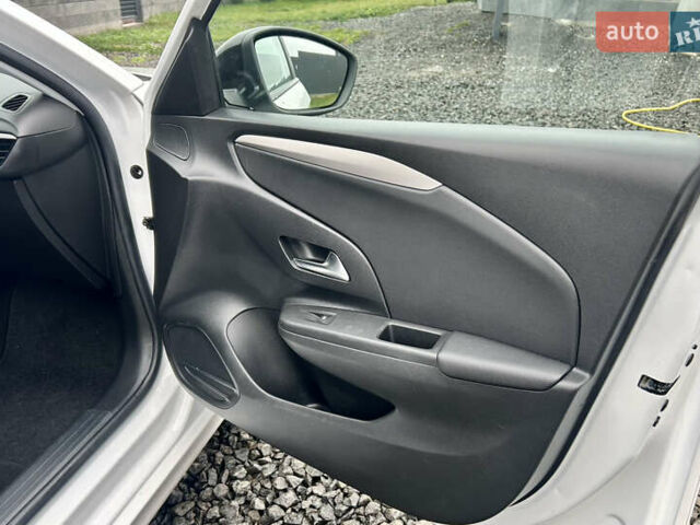 Белый Опель Corsa-e, объемом двигателя 0 л и пробегом 175 тыс. км за 12300 $, фото 33 на Automoto.ua