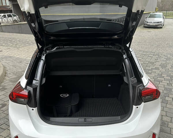 Белый Опель Corsa-e, объемом двигателя 0 л и пробегом 53 тыс. км за 16200 $, фото 28 на Automoto.ua