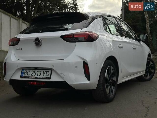 Белый Опель Corsa-e, объемом двигателя 0 л и пробегом 28 тыс. км за 15615 $, фото 22 на Automoto.ua