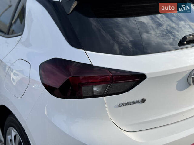 Белый Опель Corsa-e, объемом двигателя 0 л и пробегом 142 тыс. км за 11999 $, фото 10 на Automoto.ua