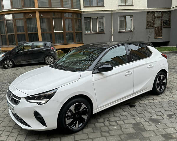 Белый Опель Corsa-e, объемом двигателя 0 л и пробегом 53 тыс. км за 16200 $, фото 3 на Automoto.ua