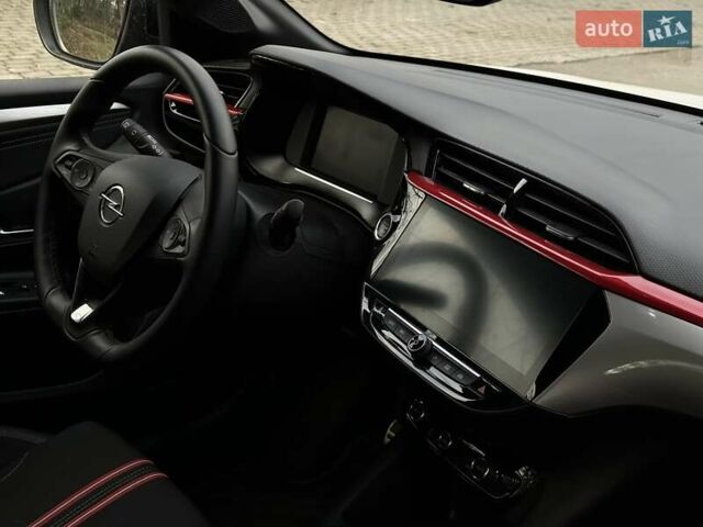 Белый Опель Corsa-e, объемом двигателя 0 л и пробегом 28 тыс. км за 15615 $, фото 39 на Automoto.ua