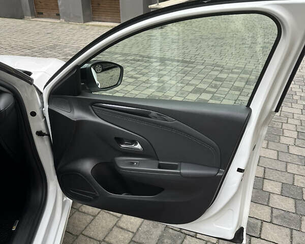 Белый Опель Corsa-e, объемом двигателя 0 л и пробегом 53 тыс. км за 16200 $, фото 21 на Automoto.ua