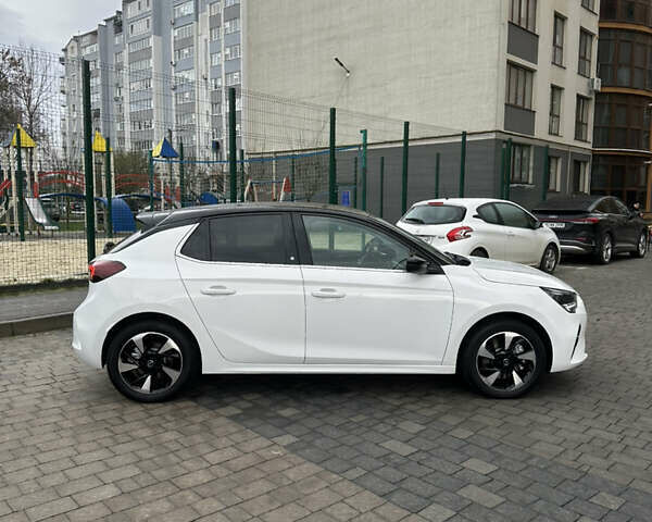 Белый Опель Corsa-e, объемом двигателя 0 л и пробегом 53 тыс. км за 16200 $, фото 5 на Automoto.ua