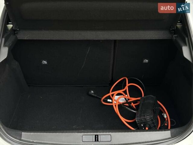 Белый Опель Corsa-e, объемом двигателя 0 л и пробегом 28 тыс. км за 15615 $, фото 30 на Automoto.ua