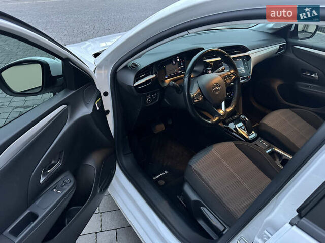 Белый Опель Corsa-e, объемом двигателя 0 л и пробегом 51 тыс. км за 12777 $, фото 18 на Automoto.ua