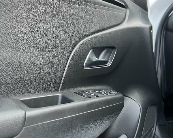 Белый Опель Corsa-e, объемом двигателя 0 л и пробегом 37 тыс. км за 14200 $, фото 13 на Automoto.ua