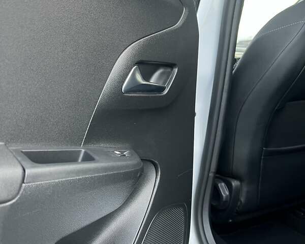 Белый Опель Corsa-e, объемом двигателя 0 л и пробегом 37 тыс. км за 14200 $, фото 16 на Automoto.ua
