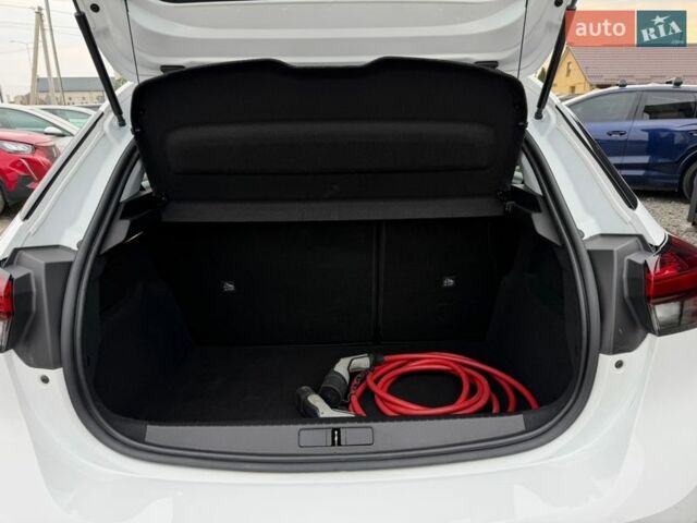 Белый Опель Corsa-e, объемом двигателя 0 л и пробегом 38 тыс. км за 14700 $, фото 17 на Automoto.ua