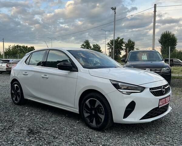 Белый Опель Corsa-e, объемом двигателя 0 л и пробегом 37 тыс. км за 14200 $, фото 4 на Automoto.ua