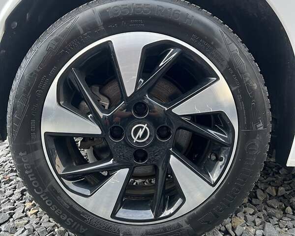 Белый Опель Corsa-e, объемом двигателя 0 л и пробегом 37 тыс. км за 14200 $, фото 1 на Automoto.ua