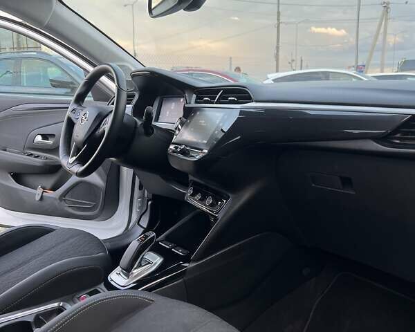 Белый Опель Corsa-e, объемом двигателя 0 л и пробегом 37 тыс. км за 14200 $, фото 19 на Automoto.ua