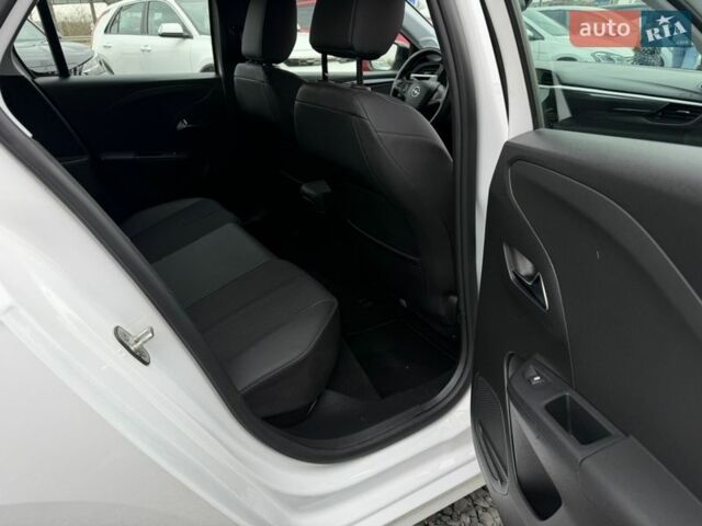 Белый Опель Corsa-e, объемом двигателя 0 л и пробегом 38 тыс. км за 14700 $, фото 19 на Automoto.ua