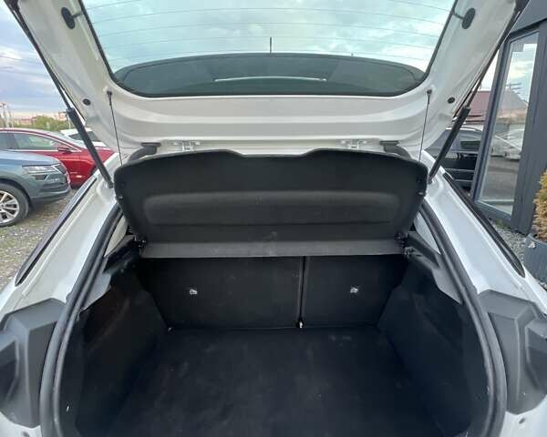 Белый Опель Corsa-e, объемом двигателя 0 л и пробегом 37 тыс. км за 14200 $, фото 23 на Automoto.ua