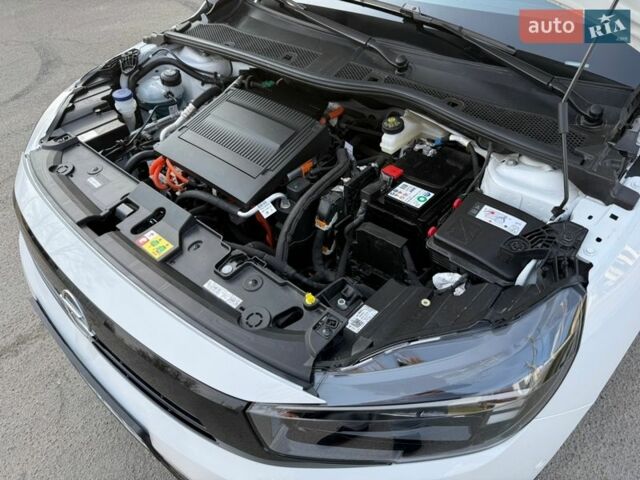 Белый Опель Corsa-e, объемом двигателя 0 л и пробегом 5 тыс. км за 16800 $, фото 75 на Automoto.ua