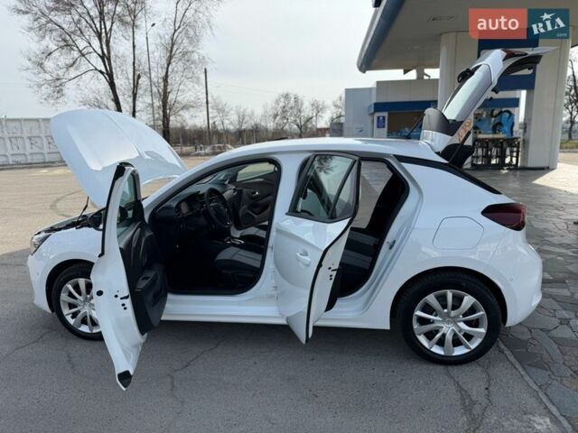 Белый Опель Corsa-e, объемом двигателя 0 л и пробегом 5 тыс. км за 16800 $, фото 91 на Automoto.ua