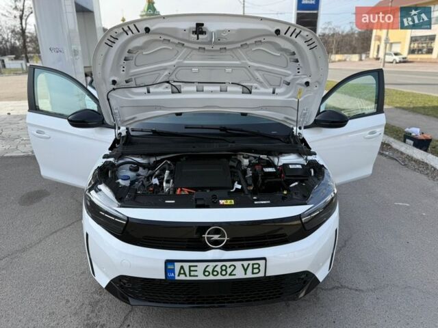 Белый Опель Corsa-e, объемом двигателя 0 л и пробегом 5 тыс. км за 16800 $, фото 80 на Automoto.ua