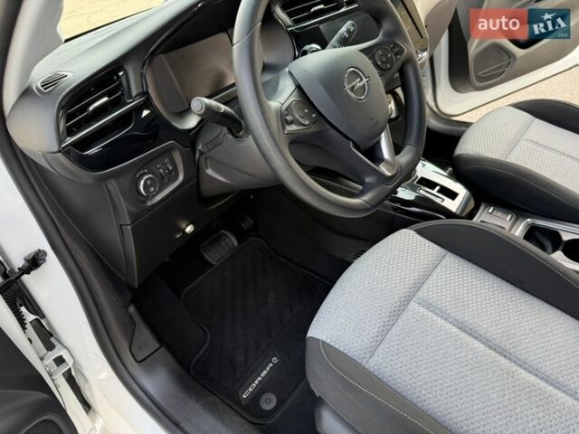 Белый Опель Corsa-e, объемом двигателя 0 л и пробегом 5 тыс. км за 16800 $, фото 61 на Automoto.ua