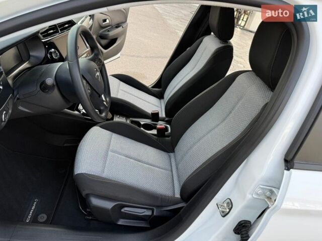 Белый Опель Corsa-e, объемом двигателя 0 л и пробегом 5 тыс. км за 16800 $, фото 60 на Automoto.ua