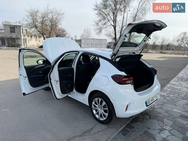 Белый Опель Corsa-e, объемом двигателя 0 л и пробегом 5 тыс. км за 16800 $, фото 90 на Automoto.ua