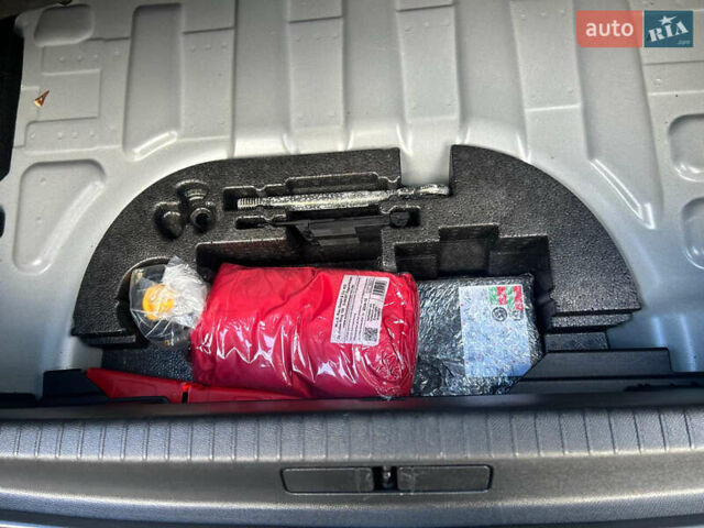 Серый Опель Corsa-e, объемом двигателя 0 л и пробегом 97 тыс. км за 12500 $, фото 23 на Automoto.ua