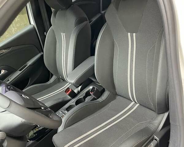 Білий Опель Corsa Electric, об'ємом двигуна 0 л та пробігом 30 тис. км за 17200 $, фото 11 на Automoto.ua