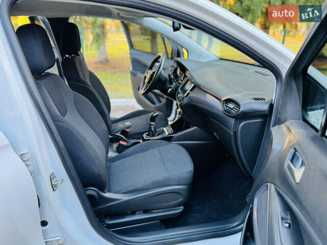 Білий Опель Crossland, об'ємом двигуна 1.2 л та пробігом 7 тис. км за 16500 $, фото 11 на Automoto.ua