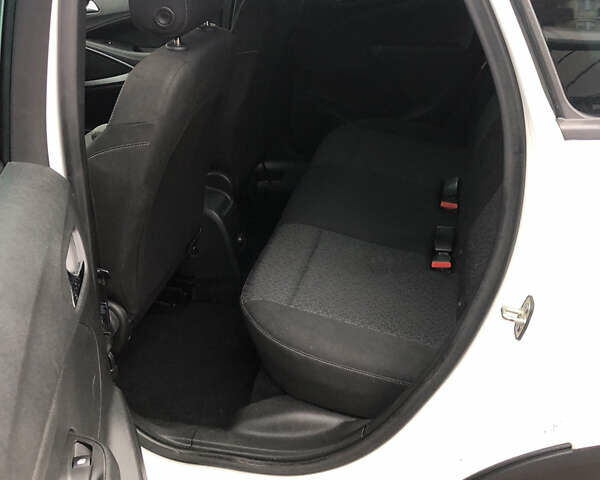 Белый Опель Crossland X, объемом двигателя 1.56 л и пробегом 285 тыс. км за 11500 $, фото 7 на Automoto.ua