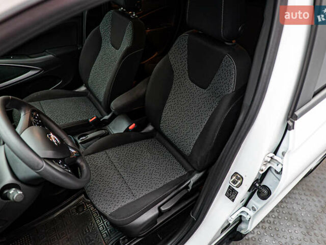 Белый Опель Crossland X, объемом двигателя 1.2 л и пробегом 49 тыс. км за 15382 $, фото 8 на Automoto.ua