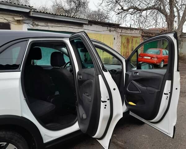 Белый Опель Crossland X, объемом двигателя 1.2 л и пробегом 73 тыс. км за 13500 $, фото 8 на Automoto.ua