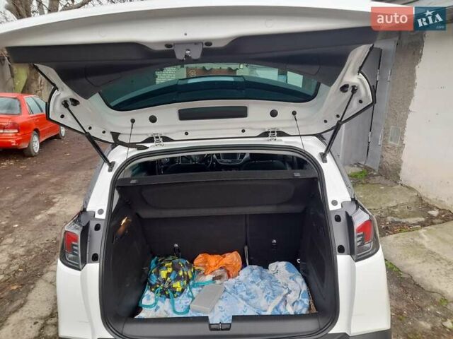 Белый Опель Crossland X, объемом двигателя 1.2 л и пробегом 73 тыс. км за 13500 $, фото 3 на Automoto.ua