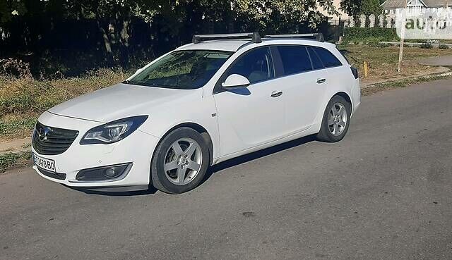 Белый Опель Insignia Sports Tourer, объемом двигателя 2 л и пробегом 320 тыс. км за 7999 $, фото 1 на Automoto.ua