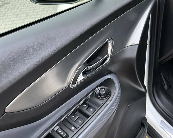 Белый Опель Mokka, объемом двигателя 1.69 л и пробегом 200 тыс. км за 12300 $, фото 3 на Automoto.ua