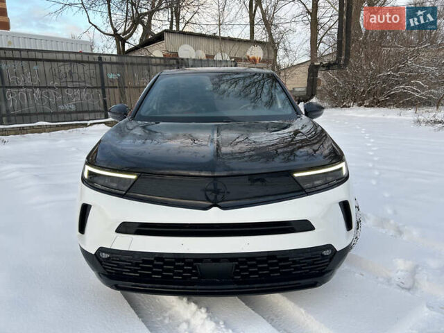 Белый Опель Mokka-e, объемом двигателя 0 л и пробегом 85 тыс. км за 16900 $, фото 2 на Automoto.ua