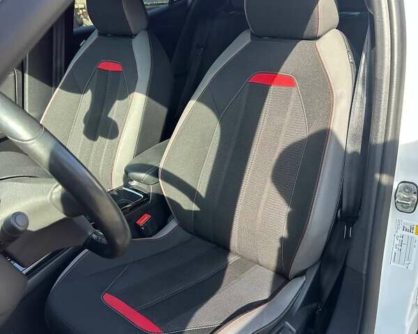 Белый Опель Mokka-e, объемом двигателя 0 л и пробегом 35 тыс. км за 17000 $, фото 18 на Automoto.ua