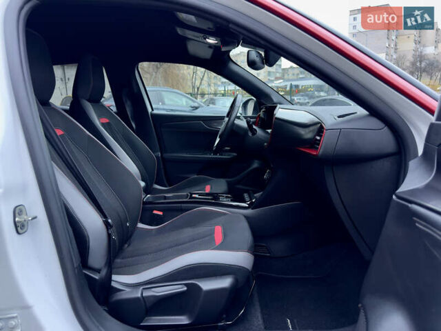 Белый Опель Mokka-e, объемом двигателя 0 л и пробегом 85 тыс. км за 15900 $, фото 2 на Automoto.ua