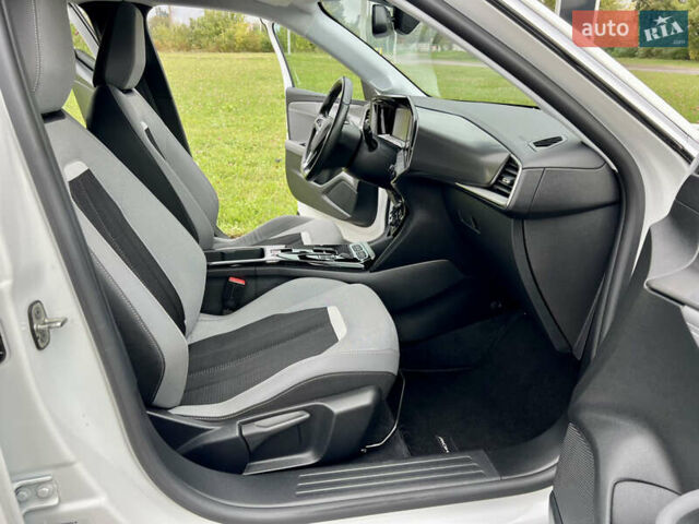 Белый Опель Mokka-e, объемом двигателя 0 л и пробегом 68 тыс. км за 16650 $, фото 25 на Automoto.ua
