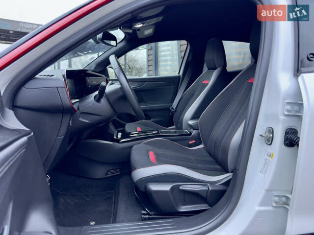 Белый Опель Mokka-e, объемом двигателя 0 л и пробегом 85 тыс. км за 15900 $, фото 18 на Automoto.ua
