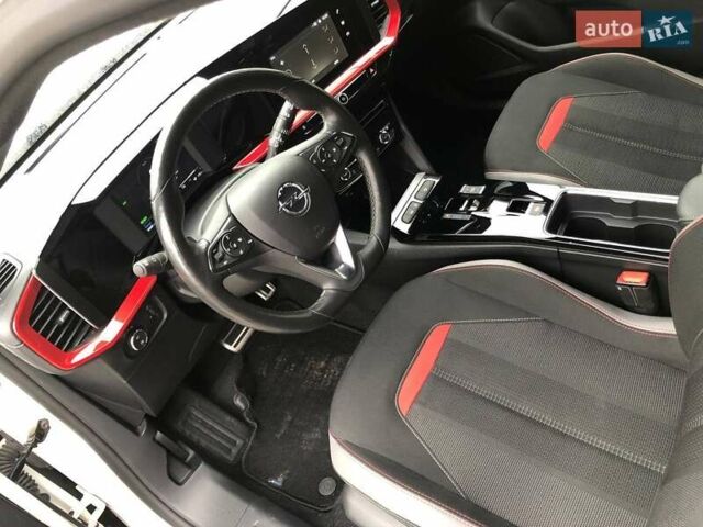 Белый Опель Mokka-e, объемом двигателя 0 л и пробегом 35 тыс. км за 17000 $, фото 49 на Automoto.ua