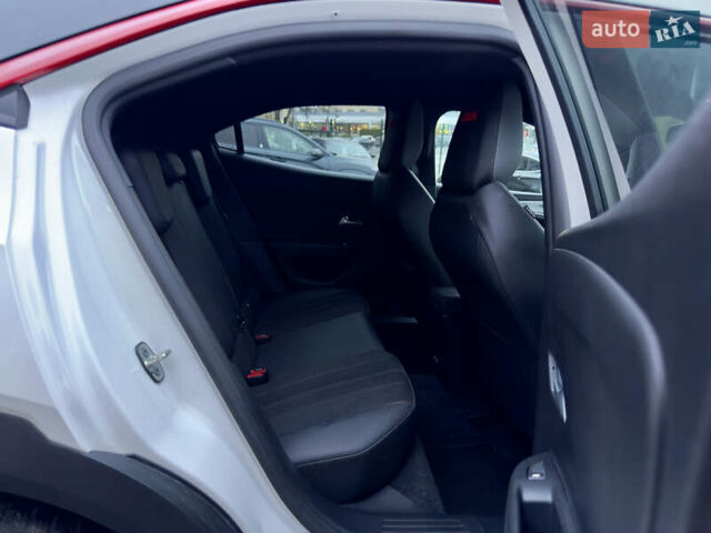 Белый Опель Mokka-e, объемом двигателя 0 л и пробегом 85 тыс. км за 15900 $, фото 3 на Automoto.ua