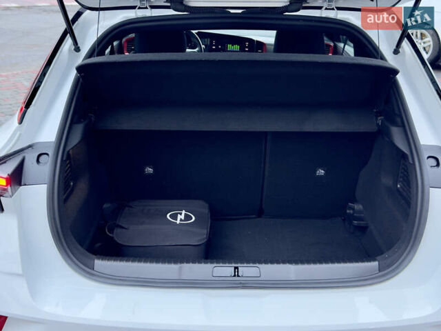 Белый Опель Mokka-e, объемом двигателя 0 л и пробегом 85 тыс. км за 15900 $, фото 38 на Automoto.ua