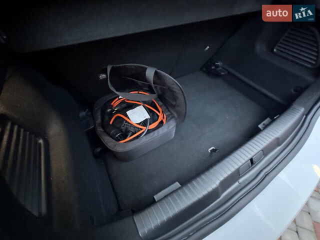 Белый Опель Mokka-e, объемом двигателя 0 л и пробегом 85 тыс. км за 15900 $, фото 39 на Automoto.ua