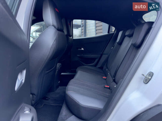 Белый Опель Mokka-e, объемом двигателя 0 л и пробегом 85 тыс. км за 15900 $, фото 33 на Automoto.ua