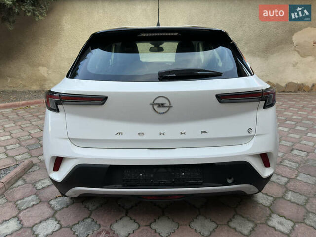 Белый Опель Mokka-e, объемом двигателя 0 л и пробегом 27 тыс. км за 15800 $, фото 3 на Automoto.ua