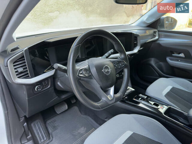 Белый Опель Mokka-e, объемом двигателя 0 л и пробегом 27 тыс. км за 15800 $, фото 22 на Automoto.ua