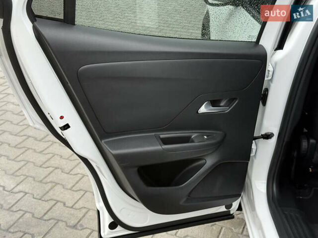 Белый Опель Mokka-e, объемом двигателя 0 л и пробегом 50 тыс. км за 16700 $, фото 65 на Automoto.ua