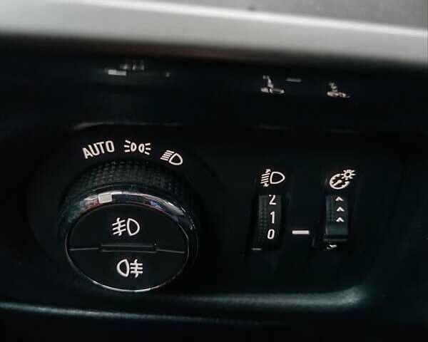 Белый Опель Mokka-e, объемом двигателя 0 л и пробегом 43 тыс. км за 15955 $, фото 18 на Automoto.ua